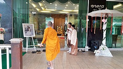 งานแต่ง ธีมส้มทองระยิบ พระเช้างานคุณศรีไพร