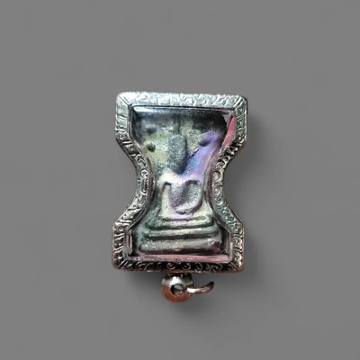 พระมเหศวร รุ่นตำนานแผ่นดิน (เล่าม่า) วัดพระศรีรัตนมหาธาตุ จังหวัดสุพรรณบุรี เนื้อชินเงิน สีรุ้ง พร้อมเลี่ยมเดิม