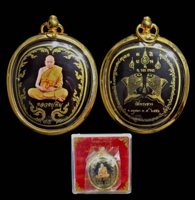 ล็อคเกตลายรดน้ำ 2 หน้าพิมพ์กลาง หลวงปู่ทิม วัดพระขาว ปี 51 ฉากสีดำลวดลายทอง เบอร์ 160