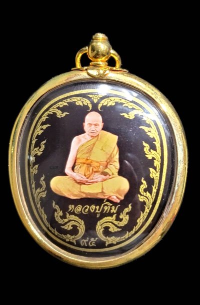 ล็อคเกตลายรดน้ำ 2 หน้าพิมพ์กลาง หลวงปู่ทิม วัดพระขาว ปี 51 ฉากสีดำลวดลายทอง เบอร์ 160
