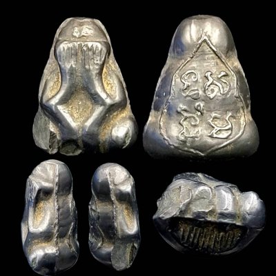 พระปิดตา หลวงปู่บุญ วัดกลางบางแก้ว จ.นครปฐม พิมพ์หลังยันต์ เนื้อเมฆพัตร เข่าขวาชำรุด