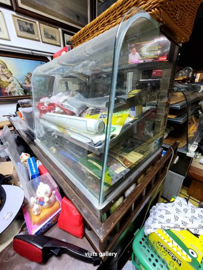 มีอุปกรณ์ทำกาแฟและเบเกอรี่หลายชิ้น