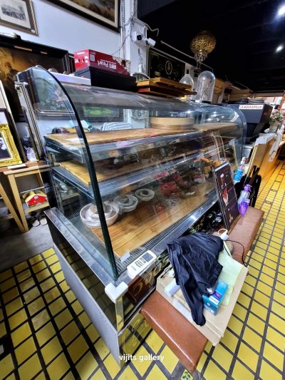 มีอุปกรณ์ทำกาแฟและเบเกอรี่หลายชิ้น