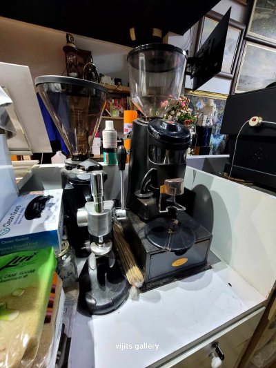 มีอุปกรณ์ทำกาแฟและเบเกอรี่หลายชิ้น