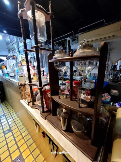 มีอุปกรณ์ทำกาแฟและเบเกอรี่หลายชิ้น