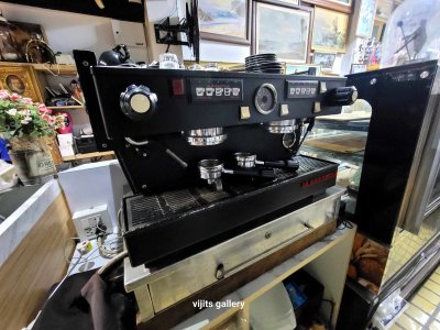 มีอุปกรณ์ทำกาแฟและเบเกอรี่หลายชิ้น