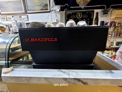 มีอุปกรณ์ทำกาแฟและเบเกอรี่หลายชิ้น