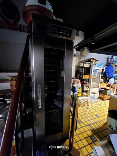 มีอุปกรณ์ทำกาแฟและเบเกอรี่หลายชิ้น