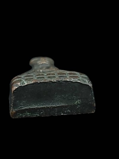 พระหลวงปู่ทวด วัดช้างให้ พิมพ์หลังตัวหนังสือ หน้าลิง ทองแดงรมดำ บล็อกจมูกแตกปี๒๕๐๘