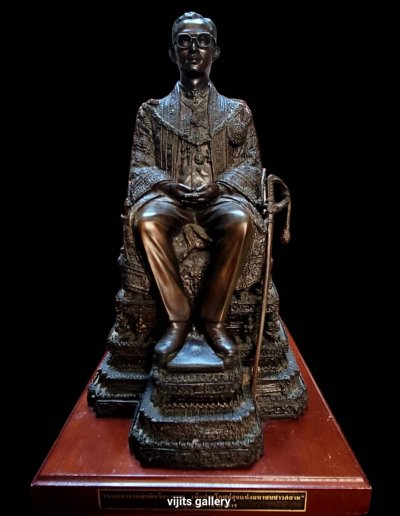 พระบรมรูปจำลองในหลวงประทับนั่ง พระที่นั่งพุดตาลกาญจนสิงหาสน์บนพระราชบัลลังก์ ปี2539