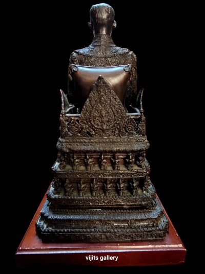 พระบรมรูปจำลองในหลวงประทับนั่ง พระที่นั่งพุดตาลกาญจนสิงหาสน์บนพระราชบัลลังก์ ปี2539