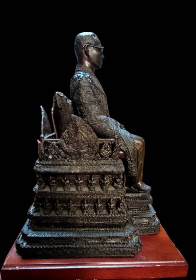 พระบรมรูปจำลองในหลวงประทับนั่ง พระที่นั่งพุดตาลกาญจนสิงหาสน์บนพระราชบัลลังก์ ปี2539