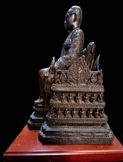 พระบรมรูปจำลองในหลวงประทับนั่ง พระที่นั่งพุดตาลกาญจนสิงหาสน์บนพระราชบัลลังก์ ปี2539