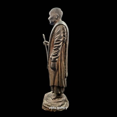 รูปหล่อบูชายืนถือไม้เท้า หลวงปู่ชอบ ฐานสโม รุ่นแรก ปี 2534