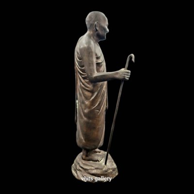 รูปหล่อบูชายืนถือไม้เท้า หลวงปู่ชอบ ฐานสโม รุ่นแรก ปี 2534