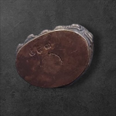 พระกริ่งปวเรศ วัดบวรนิเวศวิหาร ที่ระลึก สมเด็จพระเทพรัตนฯ เสด็จวางศิลาฤกษ์ก่อสร้าง มหาวิทยาลัยมหากุฏราชวิทยาลัย (ศาลายา) วันที่ 1 ตุลาคม 2548 พร้อมกล่อง