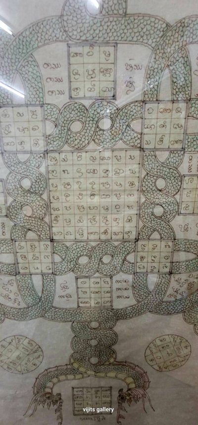 ผ้ายันต์ล้านนา ลายนาคเกี้ยว  ขนาดใหญ่  ขนาดรวมกรอบ 112*112 ซม.