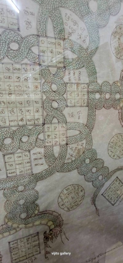 ผ้ายันต์ล้านนา ลายนาคเกี้ยว  ขนาดใหญ่  ขนาดรวมกรอบ 112*112 ซม.