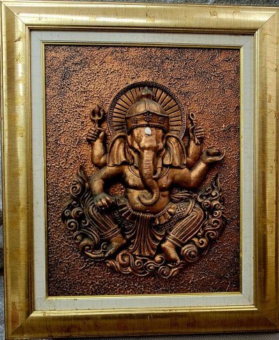 กรอบรูปพระพิฆเนศงานปั้นนูน (เจ้าของเดิมแจ้งว่าเอาเข้าพิธีแล้ว)  ขนาดรวมกรอบ 68*80 ซม.