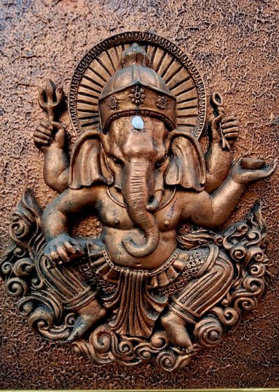 กรอบรูปพระพิฆเนศงานปั้นนูน (เจ้าของเดิมแจ้งว่าเอาเข้าพิธีแล้ว)  ขนาดรวมกรอบ 68*80 ซม.