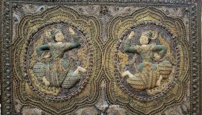 งานปักผ้าพม่าเก่าๆ ขนาดรวมกรอบไม้ 103x76 ซม.