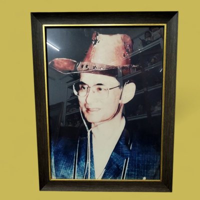 ภาพพิมพ์ พระบรมฉายลักษณ์ ในหลวงรัชกาลที่9 หมวกสวมคาวบอย