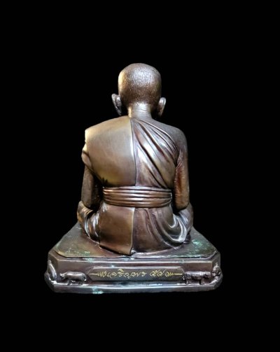 พระบูชาหลวงปู่เกลี้ยง เตชธมฺโม วัดโนนแกด จ.ศรีสะเกษ รุ่นเจริญพร พ.ศ.2554 หน้าตัก 9 นิ้ว ฐานแปดเหลี่ยม หมายเลข 118 สร้าง 299 องค์