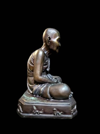 พระบูชาหลวงปู่เกลี้ยง เตชธมฺโม วัดโนนแกด จ.ศรีสะเกษ รุ่นเจริญพร พ.ศ.2554 หน้าตัก 9 นิ้ว ฐานแปดเหลี่ยม หมายเลข 118 สร้าง 299 องค์