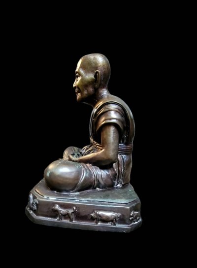 พระบูชาหลวงปู่เกลี้ยง เตชธมฺโม วัดโนนแกด จ.ศรีสะเกษ รุ่นเจริญพร พ.ศ.2554 หน้าตัก 9 นิ้ว ฐานแปดเหลี่ยม หมายเลข 118 สร้าง 299 องค์