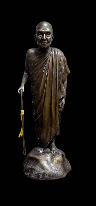 พระบูชาหลวงปู่เกลี้ยง เตชธมฺโม วัดโนนแกด จ.ศรีสะเกษ  ครบรอบ106ปี รูปยืน สูง ๑๐ นิ้ว เนื้อโลหะ หมายเลข 35