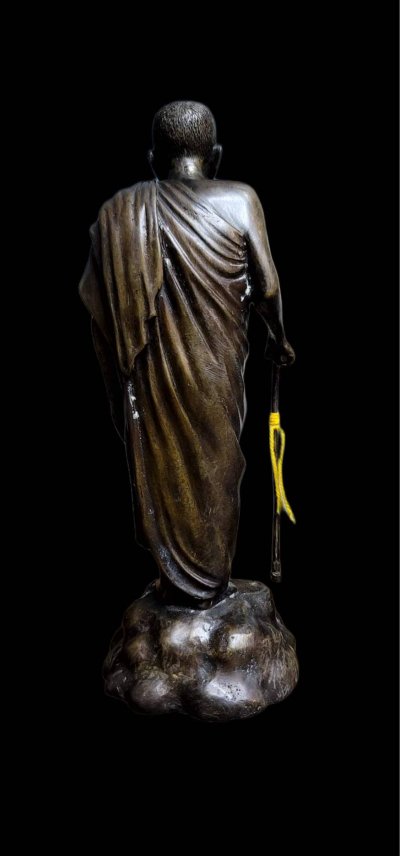 พระบูชาหลวงปู่เกลี้ยง เตชธมฺโม วัดโนนแกด จ.ศรีสะเกษ  ครบรอบ106ปี รูปยืน สูง ๑๐ นิ้ว เนื้อโลหะ หมายเลข 35