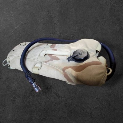 เป้ใส่น้ำ ทหาร ยี่ห้อ camelbak ขนาดกว้าง 8 นิ้ว สูง 17 นิ้ว