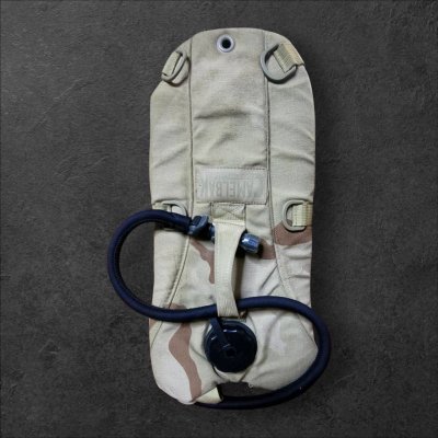 เป้ใส่น้ำ ทหาร ยี่ห้อ camelbak ขนาดกว้าง 8 นิ้ว สูง 17 นิ้ว