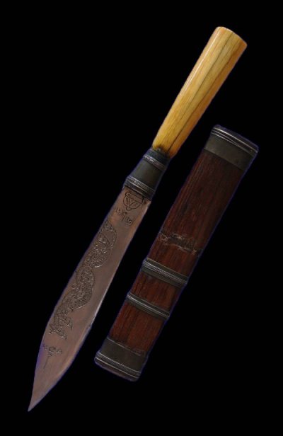 มีดหลวงพ่อกัน วัดเขาแก้ว (ลายนาคเกี้ยว) ด้ามงา ฝักไม้ ใบมีดยาว 6 นิ้ว รวมด้ามยาว 10.5นิ้ว