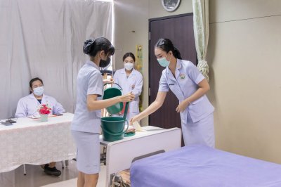 นักเรียนพนักงานผู้ช่วยพยาบาล เดอะแคร์การบริบาลรุ่นที่ 40 สอบวัดผลภาคทักษะก่อนออกฝึกภาคปฎิบัติ ( The Care Skill Day )