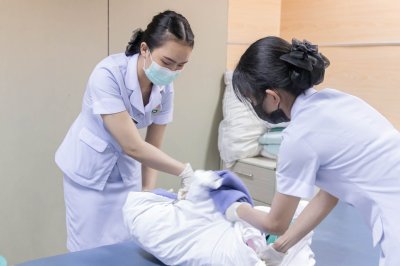 นักเรียนพนักงานผู้ช่วยพยาบาล เดอะแคร์การบริบาลรุ่นที่ 40 สอบวัดผลภาคทักษะก่อนออกฝึกภาคปฎิบัติ ( The Care Skill Day )