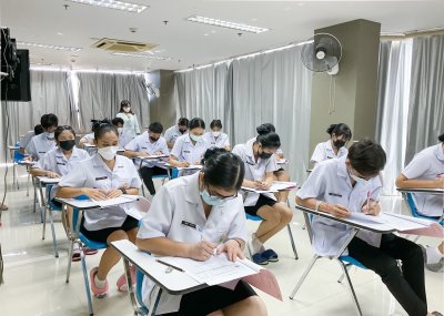 นักเรียนพนักงานผู้การบริบาล รุ่น 40 สอบมาตรฐานฝีมือแรงงานแห่งชาติ ภาคความรู้ สาขาการดูแลผู้สูงอายุ ระดับ 1 ณ ศูนย์ทดสอบมาตรฐานฝืมือแรงงาน โรงเรียนเดอะแคร์การบริบาล อุบลราชธานี