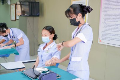นักเรียนพนักงานผู้ช่วยพยาบาล เดอะแคร์การบริบาลรุ่นที่ 41 สอบวัดผลภาคทักษะก่อนออกฝึกภาคปฎิบัติ ( The Care Skill Day )