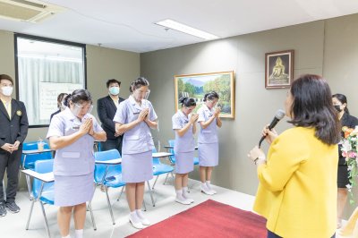 พิธีมอบเข็ม พนักงานผู้ช่วยทางการพยาบาลรุ่นที่ 42.1 ( รุ่นออนไลน์ ) ณ โรงเรียนเดอะแคร์การบริบาล