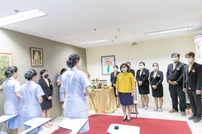 พิธีมอบเข็ม พนักงานผู้ช่วยทางการพยาบาลรุ่นที่ 42.1 ( รุ่นออนไลน์ ) ณ โรงเรียนเดอะแคร์การบริบาล