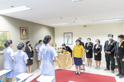 พิธีมอบเข็ม พนักงานผู้ช่วยทางการพยาบาลรุ่นที่ 42.1 ( รุ่นออนไลน์ ) ณ โรงเรียนเดอะแคร์การบริบาล