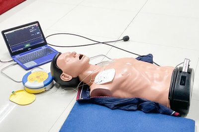 นักเรียนพนักงานผู้ช่วยการบริบาล รุ่น 42 อบรมปฏิบัติการช่วยฟื้นคืนชีพขั้นพื้นฐาน CPR ด้วยเครื่องมือจำลองเสมือนจริง