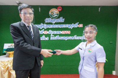 พิธีมอบเข็ม พนักงานผู้ช่วยทางการพยาบาลรุ่นที่ 42 ณ โรงเรียนเดอะแคร์การบริบาล