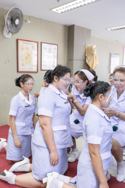 พิธีมอบเข็ม พนักงานผู้ช่วยทางการพยาบาลรุ่นที่ 42 ณ โรงเรียนเดอะแคร์การบริบาล
