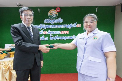 พิธีมอบเข็ม พนักงานผู้ช่วยทางการพยาบาลรุ่นที่ 42 ณ โรงเรียนเดอะแคร์การบริบาล