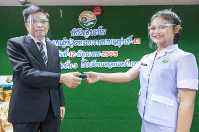 พิธีมอบเข็ม พนักงานผู้ช่วยทางการพยาบาลรุ่นที่ 42 ณ โรงเรียนเดอะแคร์การบริบาล