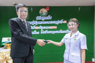 พิธีมอบเข็ม พนักงานผู้ช่วยทางการพยาบาลรุ่นที่ 42 ณ โรงเรียนเดอะแคร์การบริบาล
