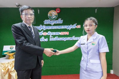 พิธีมอบเข็ม พนักงานผู้ช่วยทางการพยาบาลรุ่นที่ 42 ณ โรงเรียนเดอะแคร์การบริบาล