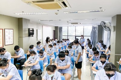 วันที่ 24 - 26 มิถุนายน 2565 นักเรียนพนักงานผู้การบริบาล รุ่น 42 สอบมาตรฐานฝีมือแรงงานแห่งชาติ ภาคความสามารถ สาขาการดูแลผู้สูงอายุ ระดับที่ 1 ณ ศูนย์ทดสอบมาตรฐานฝีมือแรงงาน โรงเรียนเดอะแคร์การบริบาล
