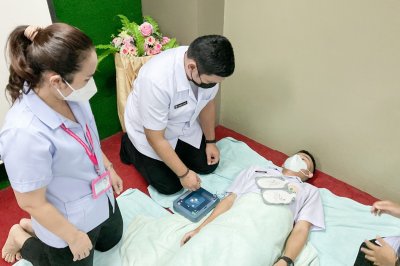 นักเรียนพนักงานผู้ช่วยการบริบาล รุ่น 43 อบรมปฏิบัติการช่วยฟื้นคืนชีพขั้นพื้นฐาน CPR ( Cardiopulmonary resuscitation ) การช่วยเหลือผู้ป่วยที่กำลังจะหยุดหายใจ